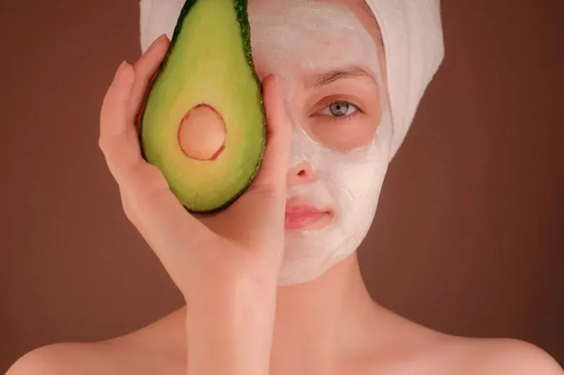 Collagène marin en poudre et capsules avec représentation de la peau et des articulations